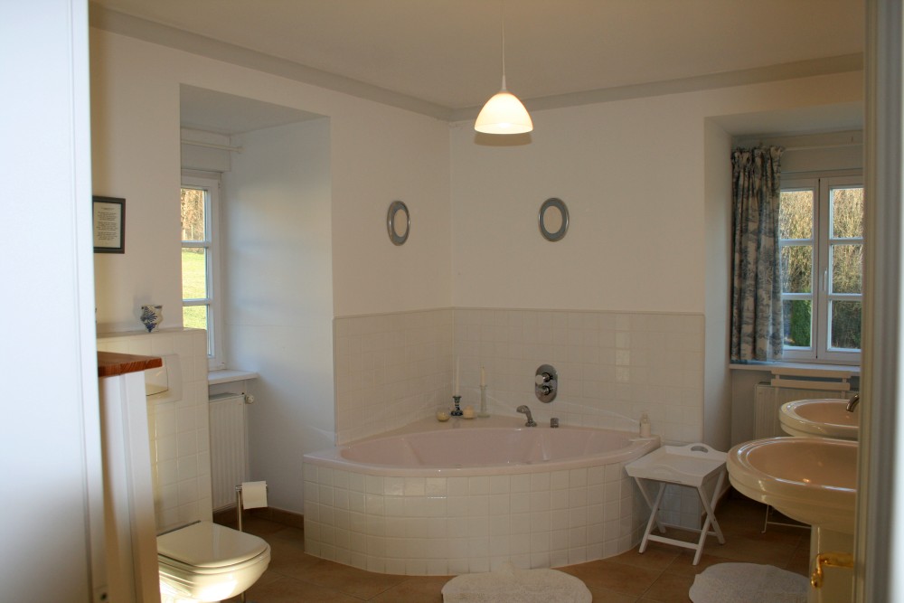 Badezimmer · Obergeschoss – Villa Bomama