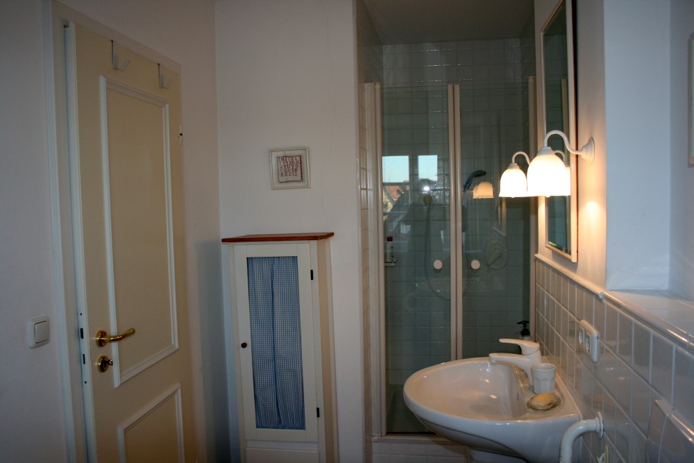 Badezimmer · Obergeschoss – Villa Bomama