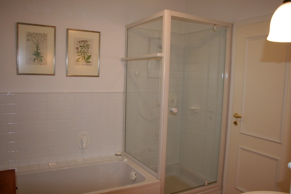 Badezimmer · Untergeschoss – Villa Bomama
